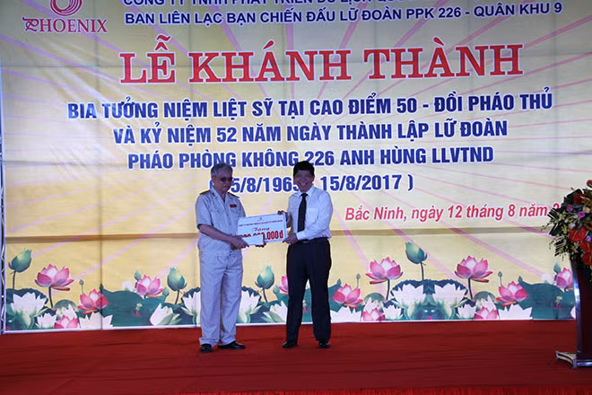 Ông Nguyễn Văn Hùng, Chủ tịch Công ty TNHH phát triển du lịch quốc tế Phượng Hoàng trao 100 triệu đồng tặng Ban Liên lạc bạn chiến đấu Lữ đoàn 226. Ông Nguyễn Văn Hùng, Chủ tịch Công ty TNHH phát triển du lịch quốc tế Phượng Hoàng trao 100 triệu đồng tặng Ban Liên lạc bạn chiến đấu Lữ đoàn 226.
