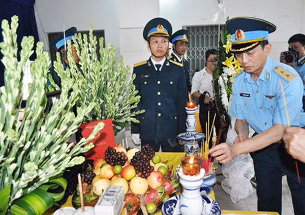 Trung tướng Lê Huy Vịnh viếng lễ tang Thiếu úy Phạm Đức Trung.