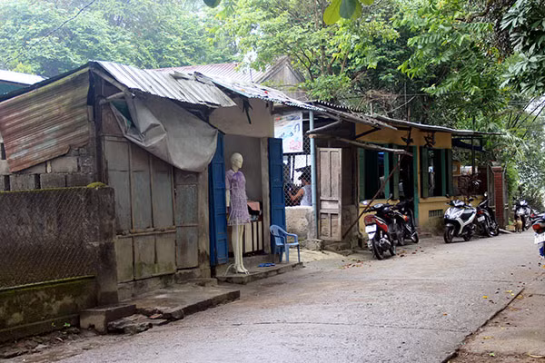Những ngôi nhà tạm bợ của người dân ở Cồn Hến do nằm trong vùng quy hoạch “treo”.