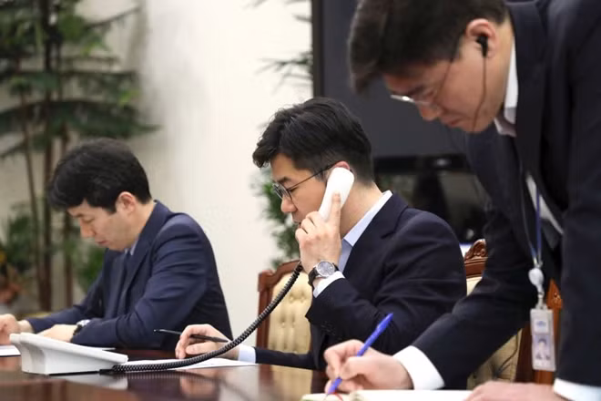 Một viên chức Hàn Quốc thử nghiệm đường dây nóng tại Nhà Xanh ở Seoul vào ngày 20 tháng 4 năm 2018. Ảnh nguồn: Yonhap.