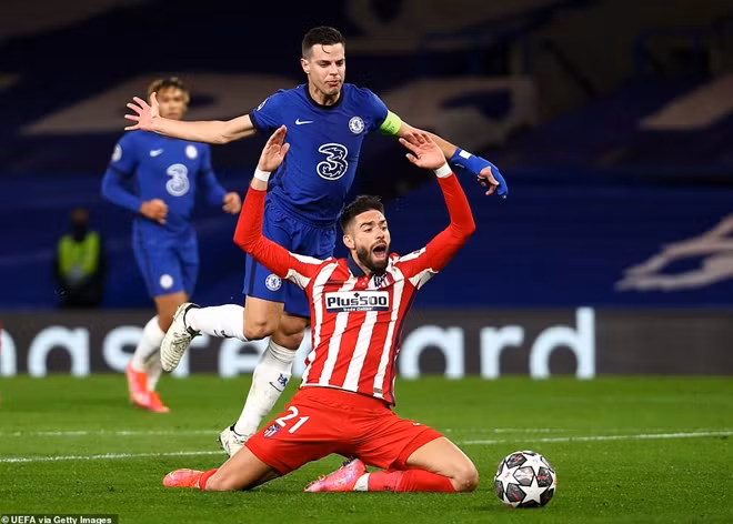 Pha "vật kín" của đội trưởng Chelsea với cầu thủ đội khách.