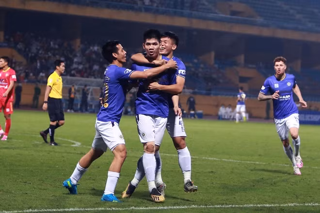 Các cầu thủ Hà Nội ăn mừng bàn mở tỷ số. Và chỉ 2 phút sau đó các CĐV đội chủ nhà tiếp tục có cơ hội ăn mừng bàn thắng thứ 2.
