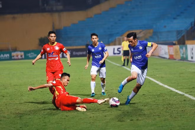 Những phút tiếp sau Thanh Hóa cố gắng tràn lên tấn công...