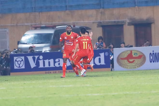 Và đội khách có được bàn gỡ ở phút 35. Hoàng Vũ Samson đã có pha lập công vào lưới đội bóng cũ với cú dứt điểm bồi cận thành.