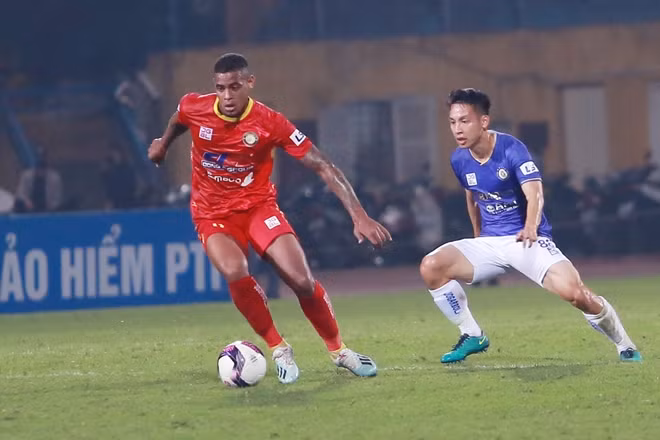Hà Nội FC trở lại sân nhà Hàng Đẫy tiếp đón CLB Thanh Hóa. Đội bóng Thủ đô đã tìm lại cảm giác chiến thắng sau chuyến hành quân đến sân Lạch Tray cuối tuần trước và giờ đây họ khát khao hơn bao giờ hết để giành trọn 3 điểm trước Thanh Hóa.