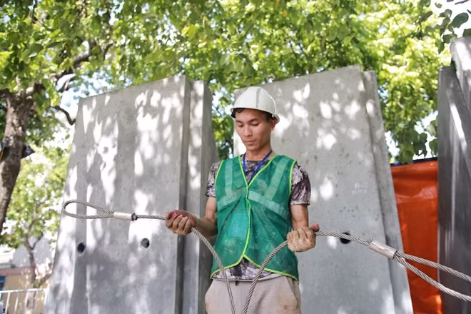 Mỗi khối bê tông này nặng tới 2,5 tấn và những công nhân này thường sử dụng đến dây cáp để đưa chúng vào vị trí trên bờ kè.