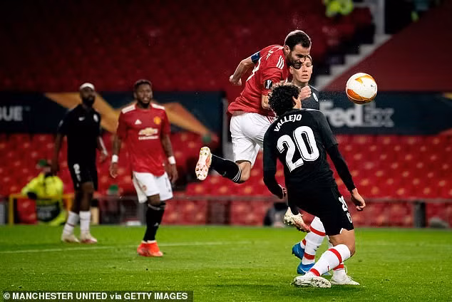Dẫu vậy hàng công của đại diện La Liga là không đủ để xuyên thủng hàng thủ của Quỷ Đỏ. MU tung "nhát gươm" kết liễu đối thủ ở phút bù giờ khi Mata ghi bàn ấn định tỷ số 2-0 (lượt đi).
