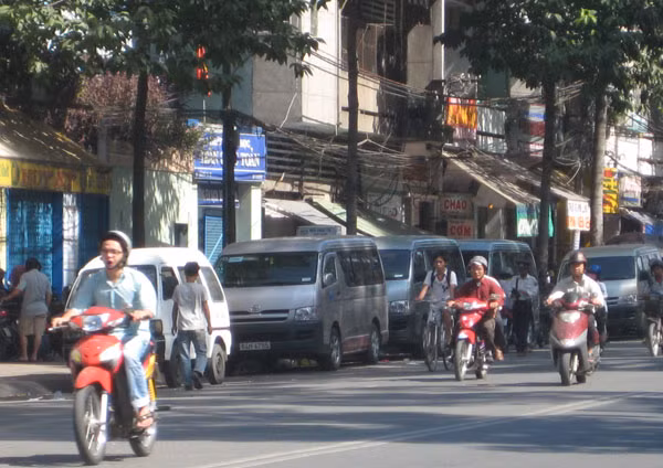 Xe hợp đồng nằm trà trộn trong khu vực nội thành.