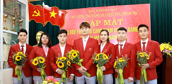 Nguyễn Văn Quyết (giữa) cùng các vận động viên CAND trong lễ xuất quân đi SEA Games 30. Nguyễn Văn Quyết (giữa) cùng các vận động viên CAND trong lễ xuất quân đi SEA Games 30.
