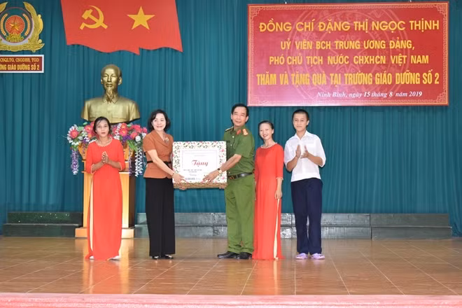Đồng chí Nguyễn Thị Thanh, Đảng, Bí thư Tỉnh ủy Ninh Bình tặng quà cho giáo viên, học sinh của nhà trường.