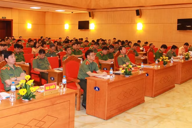 Thứ trưởng Bùi Văn Nam và các đại biểu dự Hội nghị .