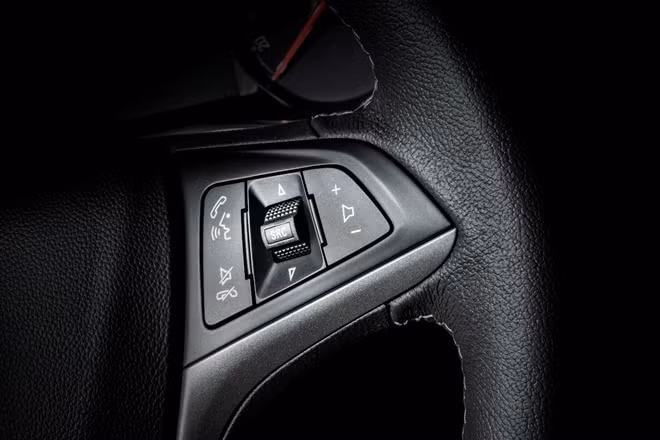 Sự thoải mái còn đến từ hệ thống hỗ trợ khởi hành ngang dốc, camera lùi đánh theo góc lái để bất kỳ “tài non” nào cũng có thể điều khiển xe.