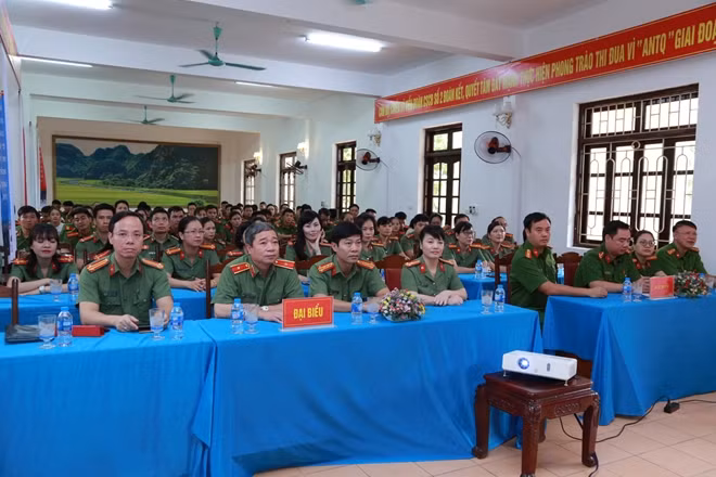 Các đại biểu dự tọa đàm.