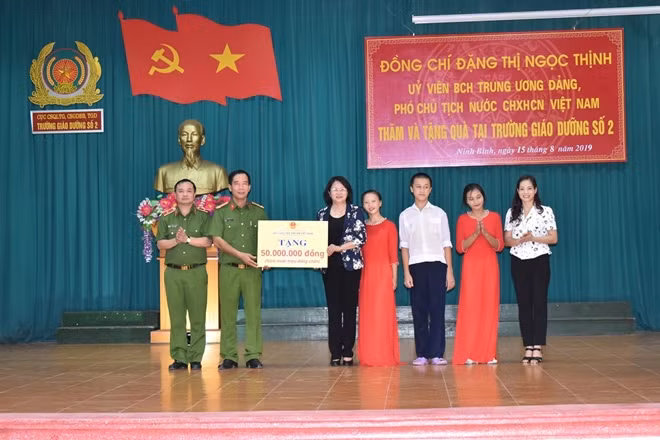 Phó Chủ tịch nước Đặng Thị Ngọc Thịnh tặng quà cho cán bộ, giáo viên nhà trường nhân kỷ niệm 74 năm ngày truyền thống lực lượng Công an nhân dân và các em học sinh có hoàn cảnh đặc biệt khó khăn đang học tập, rèn luyện tại trường.