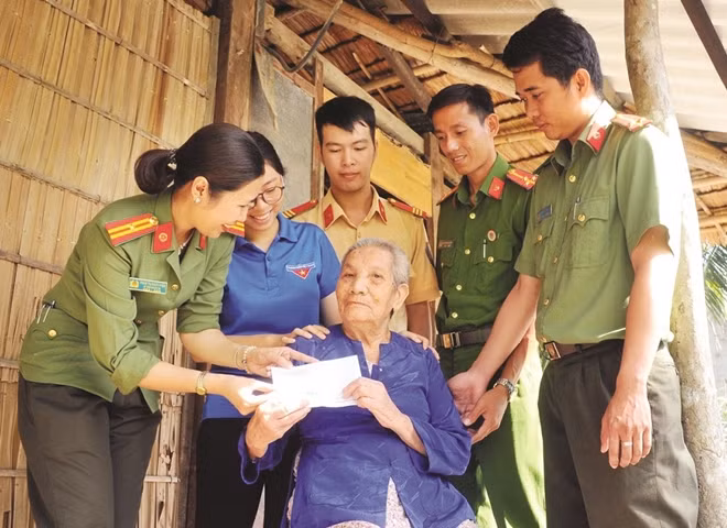 Đoàn viên thanh niên Công an tỉnh Bến Tre thăm hỏi, tặng quà Mẹ Việt Nam anh hùng trên địa bàn.