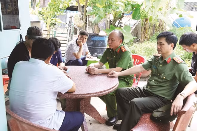Đại tá Trịnh Ngọc Quyên, Đại tá Trần Văn Chính, Đại tá Nguyễn Văn Thơm (áo trắng) có mặt tại hiện trường chỉ đạo công tác điều tra, phá án.