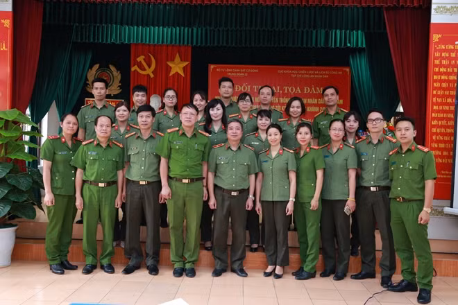 Thiếu tướng, PGS. TS Nguyễn Quang Trung chụp ảnh lưu niệm với đại diện Bộ Tư lệnh CSCĐ, Trung đoàn CSCĐ Thủ đô và đại diện lãnh đạo Tạp chí CAND. BCH Chi hội phụ nữ, đoàn thanh niên khối Tạp chí.