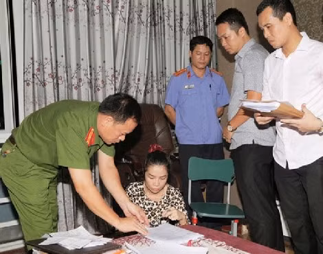 Cơ quan chức năng khám xét nơi ở của một đối tượng liên quan đến đường dây lô, đề.