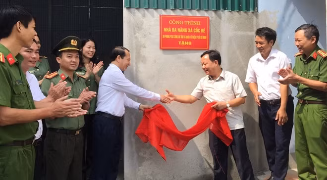 Đồng chí Trần Đức Quý, Phó Chủ tịch UBND tỉnh và đồng chí Phạm Duy Hiền, Chủ tịch UBND huyện Xín Mần gắn biển công trình Nhà đa năng xã Cốc Rế.