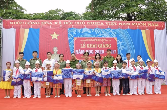 Phòng Công tác đảng và công tác chính trị và Công an huyện Xín Mần trao quà cho các em học sinh nhân dịp khai giảng năm học mới.