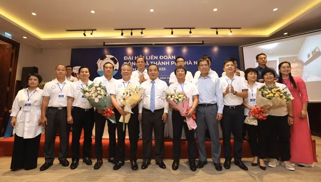 Ban chấp hành Liên đoàn Bóng đá Hà Nội ra mắt. Ảnh: HĐ