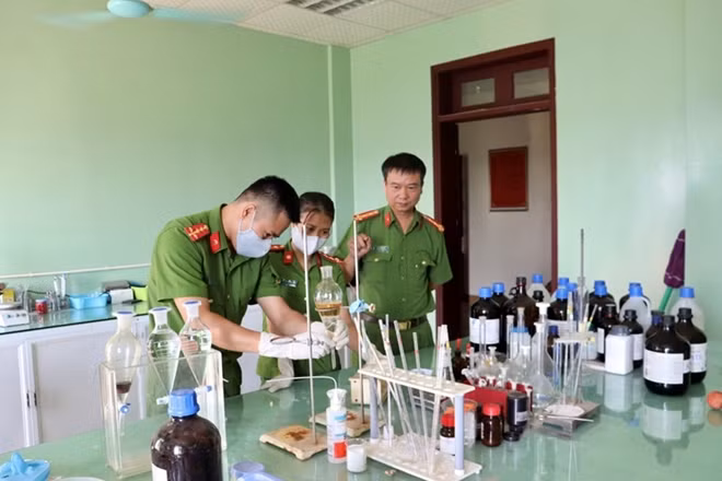 Đại tá Trần Đức Lộc cùng cán bộ, chiến sỹ thực hiện giám định vụ án.