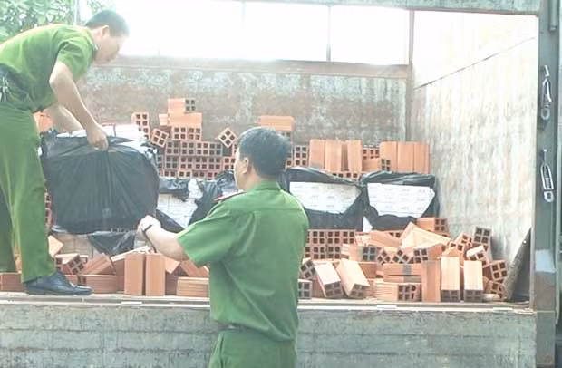 Thuốc lá lậu cất giấu trong xe chở gạch bị lực lượng chức năng phát hiện, thu giữ. Thuốc lá lậu cất giấu trong xe chở gạch bị lực lượng chức năng phát hiện, thu giữ.