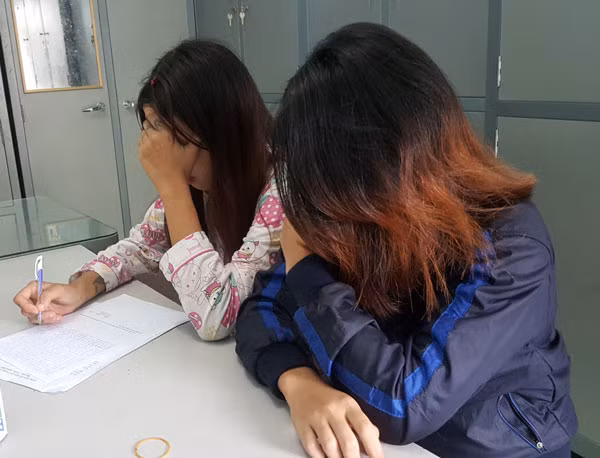 Nhí Tino và Dãnh tại cơ quan Công an. Nhí Tino và Dãnh tại cơ quan Công an.