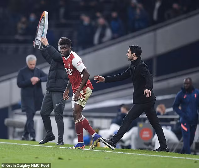 Bước sang hiệp 2, Arsenal tăng cường sức ép về phía đối thủ tuy nhiên "The Gunner" hoàn toàn bất lực trước hàng thủ của Tottenham. Kể cả khi HLV Mikel Arteta đã tăng thêm sức mạnh cho hàng công khi rút Bellerin ra để thay bằng Nketiah.