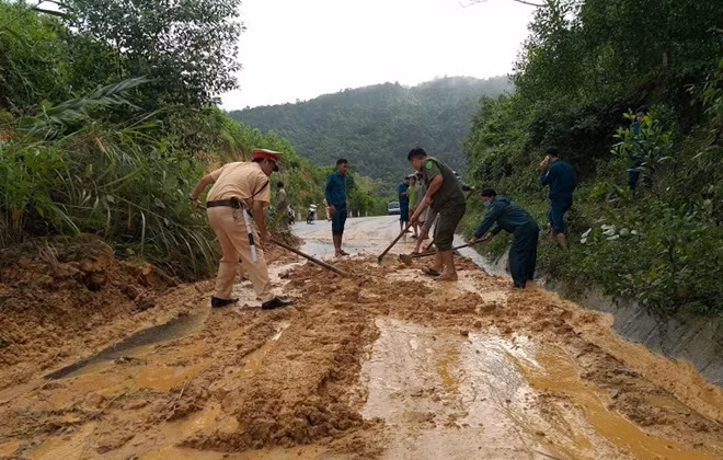 Lực lượng Công an huyện Ba Tơ khắc phục điểm sạt lở núi trên đèo Đá Chát.