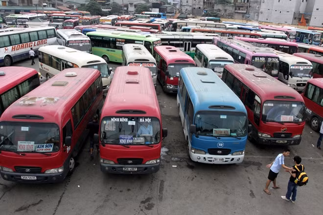 Giá xăng giảm nhưng không giảm giá cước vận tải ảnh hưởng đến quyền lợi người đi xe khách.