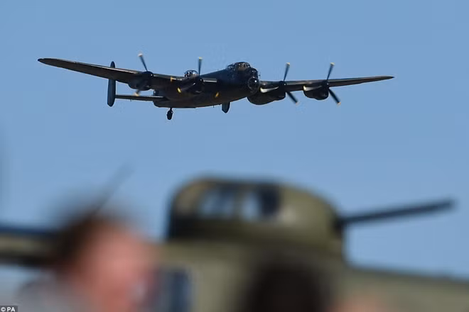 Avro Lancaster, loại máy bay ném bom thành công và phổ biến nhất của Không quân Hoàng gia Anh(RAF) trong Thế chiến II. Cùng với B-17, B-24 của Mỹ, Avro Lancaster đã góp phần đánh bại Phát xít Đức với hàng loạt các cuộc mưa bom trong suốt thời gian chiến tranh. Ảnh: PA.