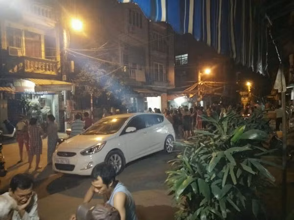 Người dân tụ tập trước ngôi nhà xảy ra vụ án. Người dân tụ tập trước ngôi nhà xảy ra vụ án.