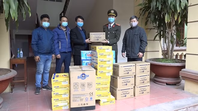Đồng chí Nguyễn Đức Tuấn, Chủ tịch Ủy ban Mặt trận Tổ quốc tỉnh Hải Dương, trong buổi tiếp nhận và bàn giao trang thiết bị y tế và các nhu yếu phẩm khác cho Công an tỉnh Hải Dương.