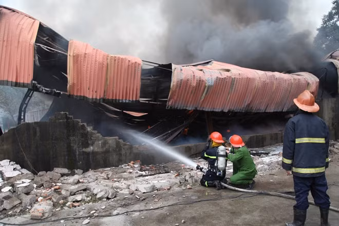 Công an tỉnh đã huy động thêm lực lượng của một số cơ quan, doanh nghiệp trên địa bàn tham gia chữa cháy.