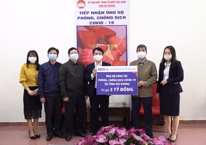 Đại diện BIDV trao tặng ủng hộ 3 tỷ đồng phòng chống COVID-19 tại Hải Dương