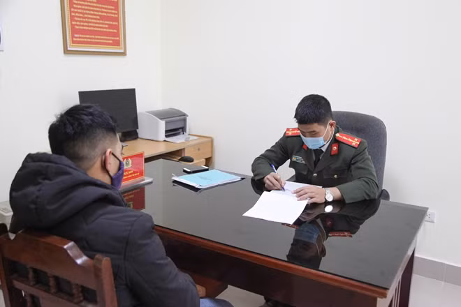 Công an tỉnh Thái Nguyên lập biên bản xử lý vi phạm hành chính đối với chủ tài khoản Facebook đưa tin sai sự thật.