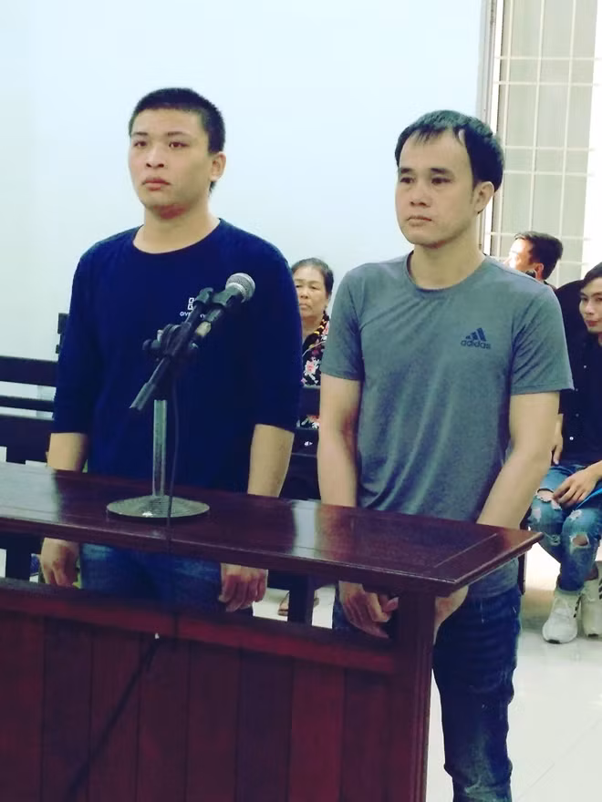 Bị cáo Bạo và Khôi tại tòa.