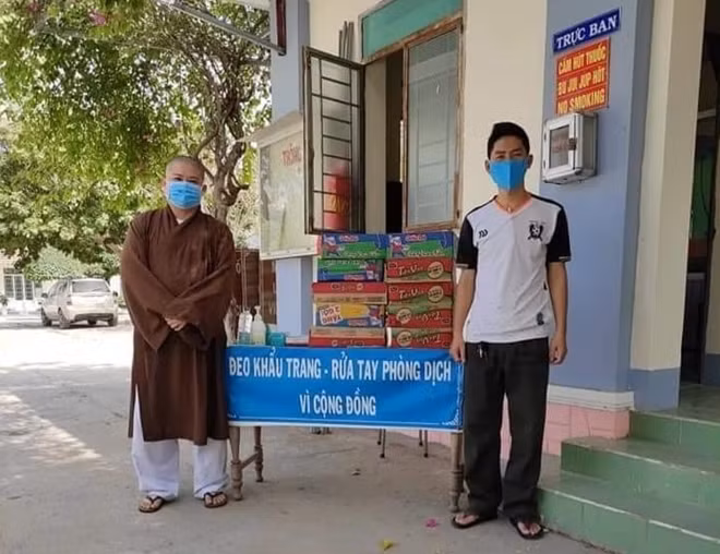 Đại diện Chùa Bửu Tịnh, thị xã Ayun Pa tặng quà động viên và ủng hộ Công an thị xã chống dịch.