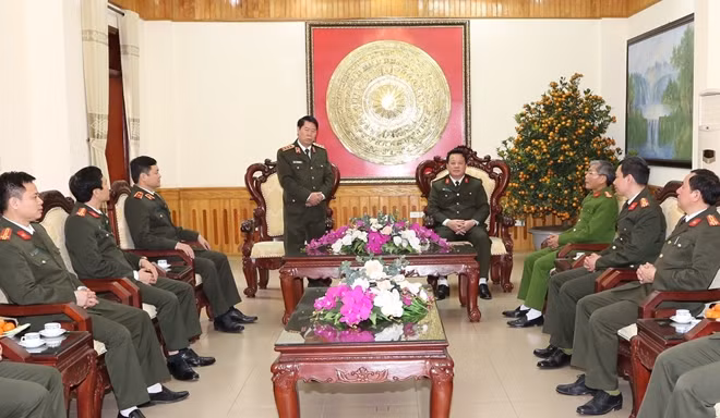 Đồng chí Thượng tướng Bùi Văn Nam, Thứ trưởng Bộ Công an phát biểu chỉ đạo tại buổi làm việc.