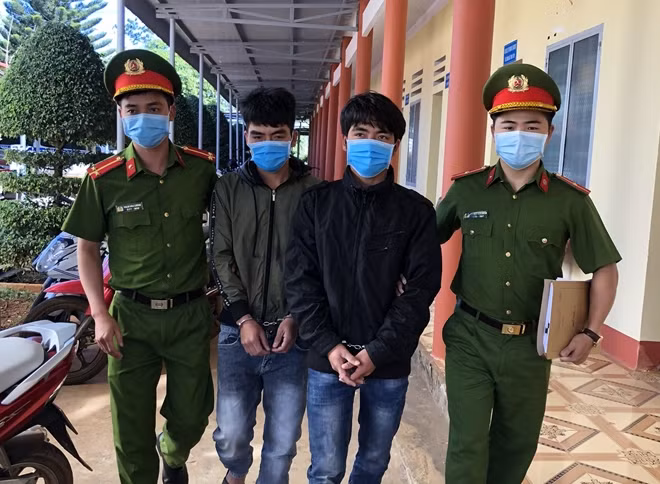 Công an huyện Đắk Song bắt giữ 2 anh em Nguyễn Phúc Huy và Nguyễn Phúc Hoàng.