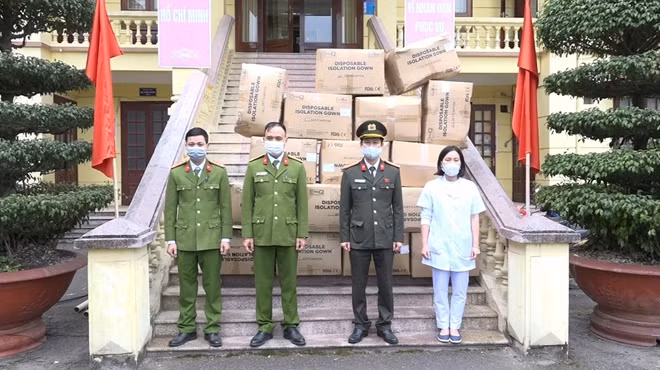 Hàng nghìn vật tư, trang thiết bị y tế được các cá nhân, tổ chức, các nhà hảo tâm ủng hộ cho Công an tỉnh Hải Dương.