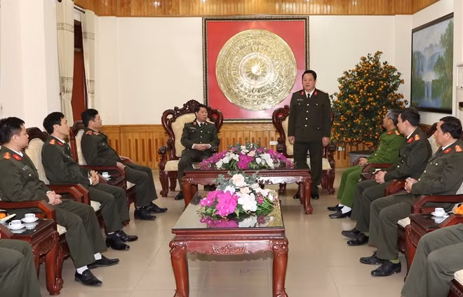 Đại tá Nguyễn Quốc Hùng, Giám đốc Công an tỉnh Hà Nam phát biểu, báo cáo đồng chí Thứ trưởng Bộ Công an những kết quả nổi bật của Công an tỉnh Hà Nam trong công tác bảo đảm ANTT.