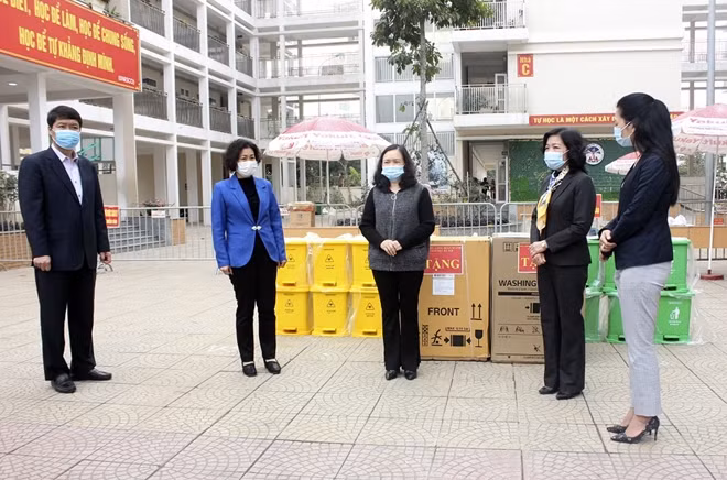 Ngành GDĐT Hà Nội tới thăm, tặng quà trường Tiểu học Xuân Phương.