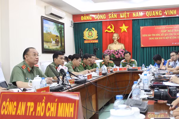 Trung tướng Lê Đông Phong trong buổi gặp mặt báo chí đầu năm 2017.