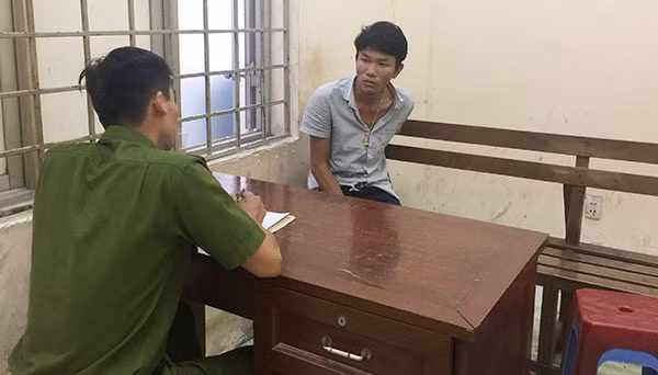 Điều tra viên lấy lời khai một đối tượng cầm đầu băng trộm.