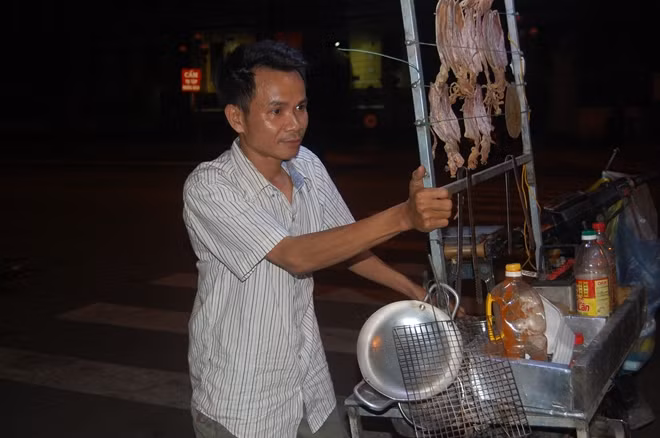 Con đường hạnh phúc của người đàn ông gù phải trải qua những tháng ngày lao động cơ cực.