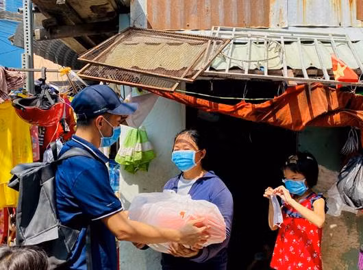 Trước căn nhà rộng chưa đến 10m2 dành cho cả gia đình 5 người, Chị Lý Khoan (Q.6) rất xúc động khi nhận được sự quan tâm của xã hội.