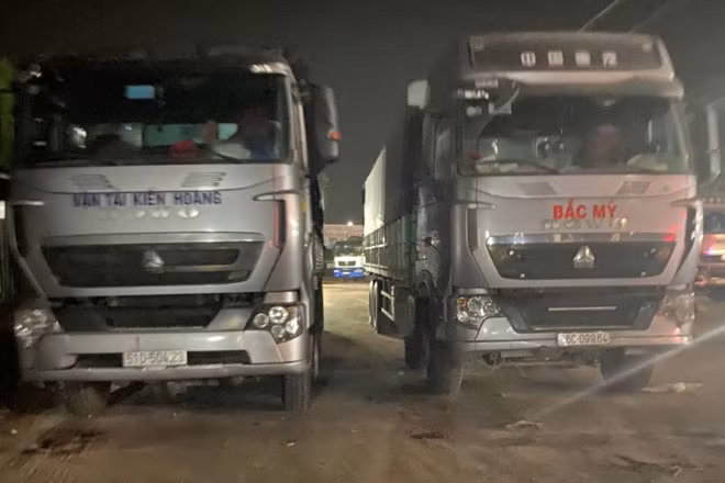Đoàn xe chở quá tải bị tạm giữ.