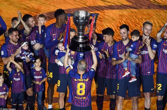 Bắt đầu gia nhập Barca từ năm 12 tuổi, trong 14 năm của sự nghiệp đỉnh cao, Iniesta góp công đem lại chín La Liga, sáu Cup Nhà vua, bốn Champions League, bảy Siêu Cup Tây Ban Nha, ba Siêu Cup châu Âu và ba FIFA Club World Cup.